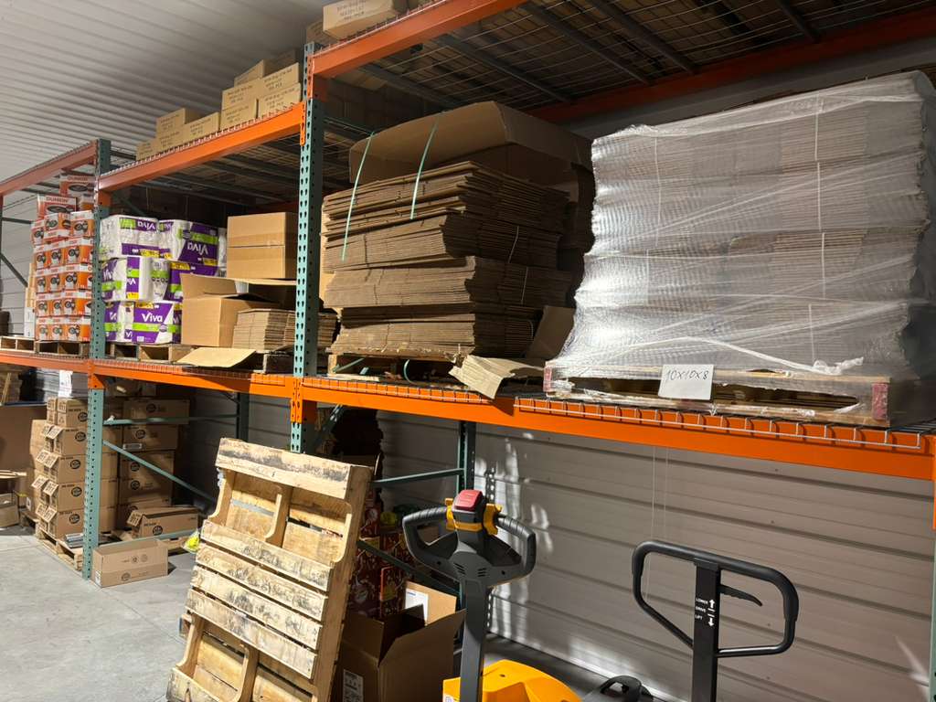 Estanterías naranjas para almacenamiento de inventario a granel